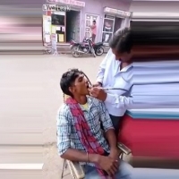 Hindistan'da sokak ortasında dişçi!