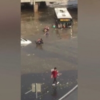 Sulara gömülen otobüsten vatandaş yüzerek çıktı