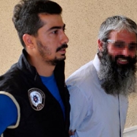 DAEŞ'a adam kazandırmaktan tutuklandı, gülerek poz verdi