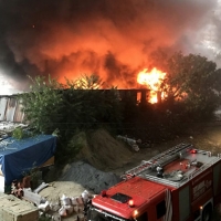 Kağıthane'de depoya yıldırım düştü, yangın çıktı