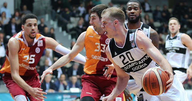 Beşiktaş - Galatasaray maçında hakemler soyunma odasına gitti
