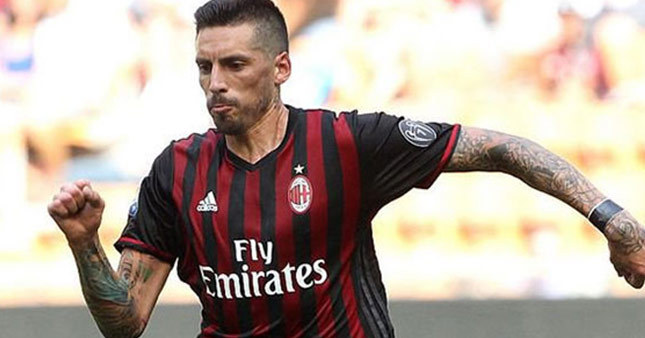 Milan Jose Sosa'yı bırakmıyor