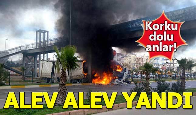 Antalya'da üst geçide çarpan TIR alev alev yandı