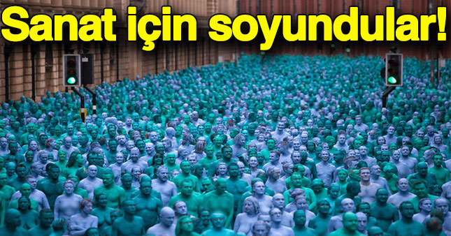 3 bin kişi çırılçıplak soyunup vücutlarını maviye boyadı