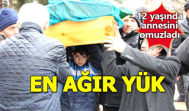 Babasının öldürdüğü annesinin tabutunu taşıdı