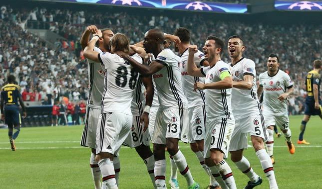 Beşiktaş ezeli rakiplerini solladı