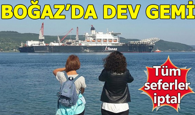 Boğaz'dan geçen dev gemi vapur seferlerini iptal ettirdi