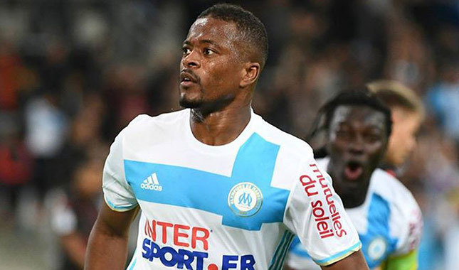 Ezeli rakipler Evra için yarışıyor
