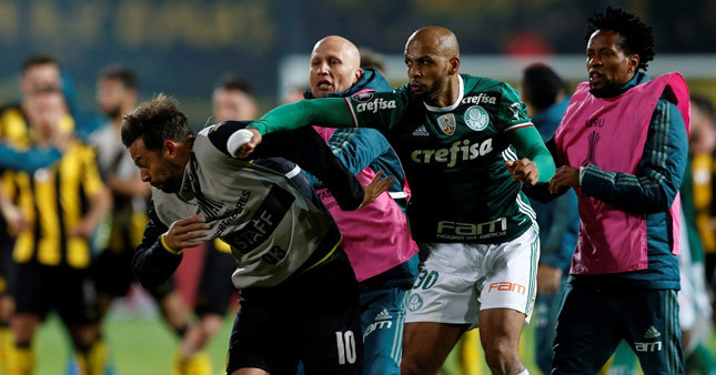 Felipe Melo rakibine yumruk attı (video)