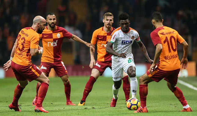 Galatasaray bek sıkıntısı çekiyor