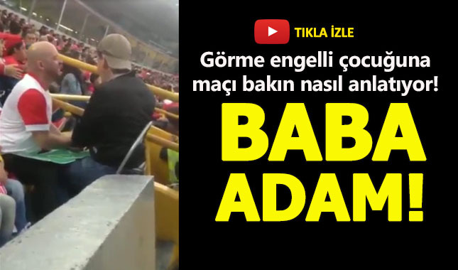 Görme engelli çocuğuna maçı anlatıyor