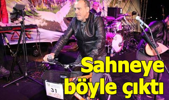 Haluk Levent sahneye bisikletle çıktı