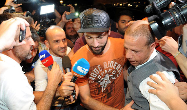 Higuain Milan'a imzayı atıyor
