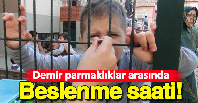 İlkokulda tel örgüler arasında yemek saati