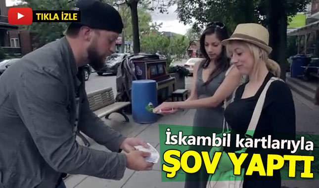 İskambil kartlarıyla şov yapan adam