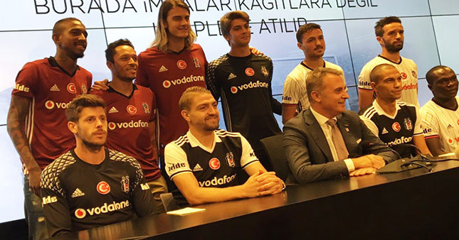 Kara kartal 8 oyuncuya birden imza attırdı