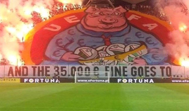 Varşova'dan UEFA'ya pankartlı gönderme