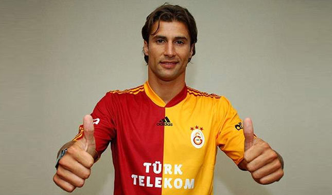 Lorik Cana'dan sürpriz karar