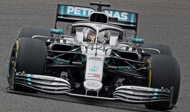 Mercedes pilotu Lewis Hamilton oldu