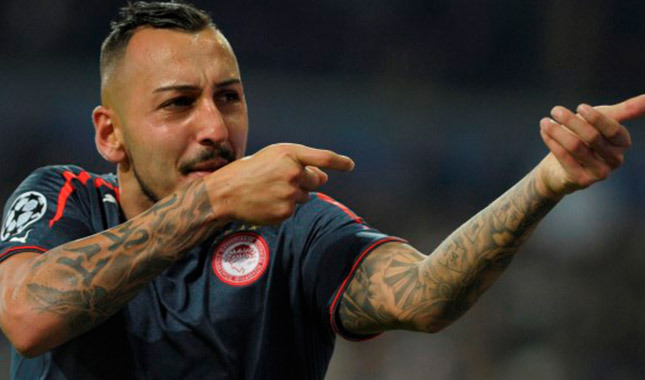 Mitroglu sözleşme yerine masayı imzaladı