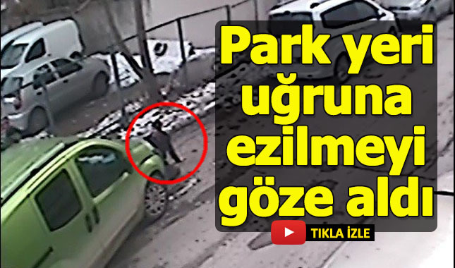 Park yerini kaptırmamak için ezilmeyi göze alarak aracın önüne oturdu!