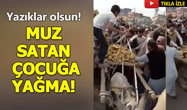 Pazarda muz satan küçük çocuğu yağmaladılar