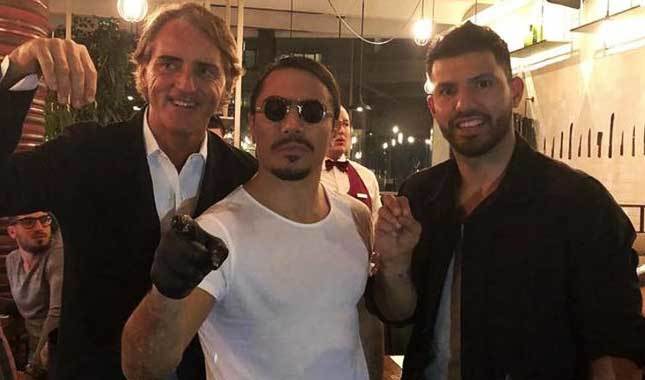Yıldız futbolcuyu elleriyle besledi