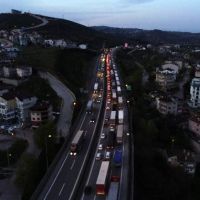 TEM'de 3 TIR birbirine girdi, trafik kilitlendi