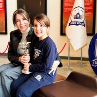 7 yaşındaki Yasmin Çetin, Adana'daki binicilik yarışmalarında birincilik kupasını kazandı