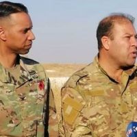 ABD'li komutan ile YPG'li terörist aynı karede