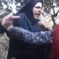 Ahlak polisleri iş başında başörtüsü takmayan kızı dövdüler