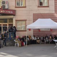 Ailelerini görenler dağdan kaçmak istiyor
