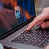 Apple, MacBook'un fişini çekiyor
