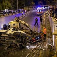 Bariyere çarpan kamyonet alt geçide uçtu