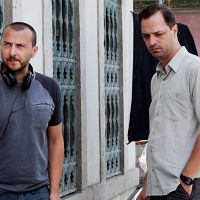 Bir kadınla sarmaş dolaş yakalandı! Çıldırdı