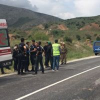 Bitlis'te polis aracı devrildi yaralılar var