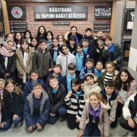 ÇOCUKLAR EL YAPIMI KÂĞITLA HEM ÖĞRENİYOR HEM ÜRETİYOR