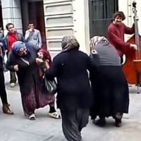 Caz müzik ile coşan mendilci teyzeler