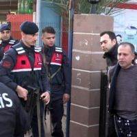 Coronalıyım diyerek polislere tükürdü