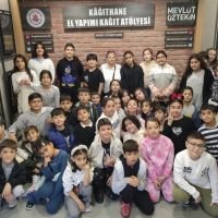 EL YAPIMI KÂĞIT ATÖLYESİ'NDE ÇOCUKLAR GERİ DÖNÜŞÜMÜ UYGULAMALI ÖĞRENİYOR