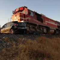 Elazığ'da tren otomobile çarptı! Ölüler var!