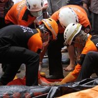 Endonezya'da tsunaminin bilançosu ağırlaşıyor