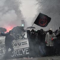 Fransa'daki protestolar ve grevde 3. gün!