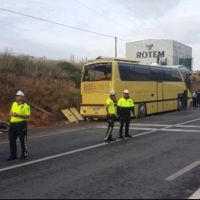 Gezi otobüsü ve otomobil kaza yaptı