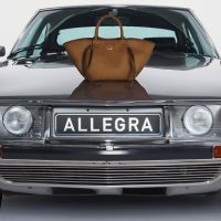Guess'in İkonik Allegra'sına Yeni Bir Yüz: Maura Higgins 