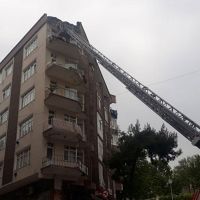 Güngören'de 5 katlı binanın terası çöktü
