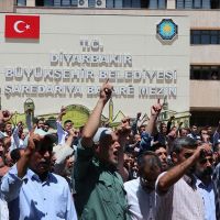 HDP'nin yönettiği Diyarbakır Büyükşehir Belediyesi'nde alınan kararlara protesto