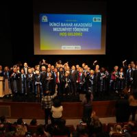 İkinci Bahar'da mezuniyet sevinci