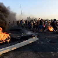 Irak karıştı! Göstericiler yolları kapattı