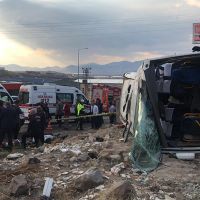 İşçi servisi devrildi! 20 kişi yaralı!
